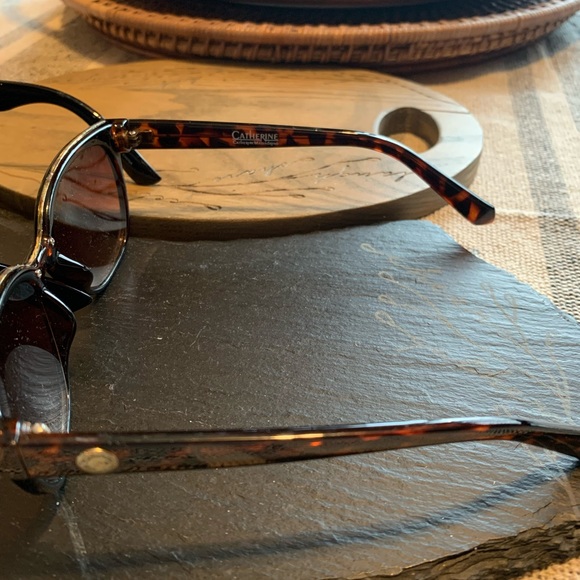 Women’s Sunglasses - Picture 13 of 14